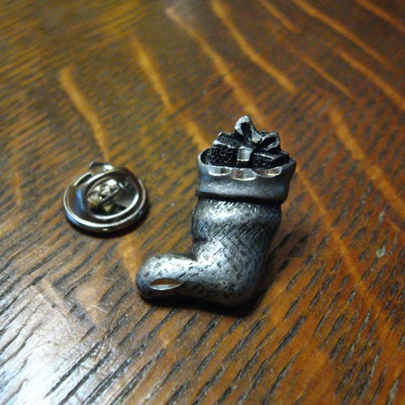 🎄 Christmas Stocking Vintage Pewter Lapel Pin - Picture 2 of 4